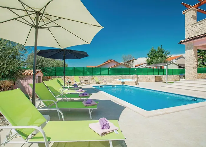 Beautiful In With Kitchen 펜션 보드냔